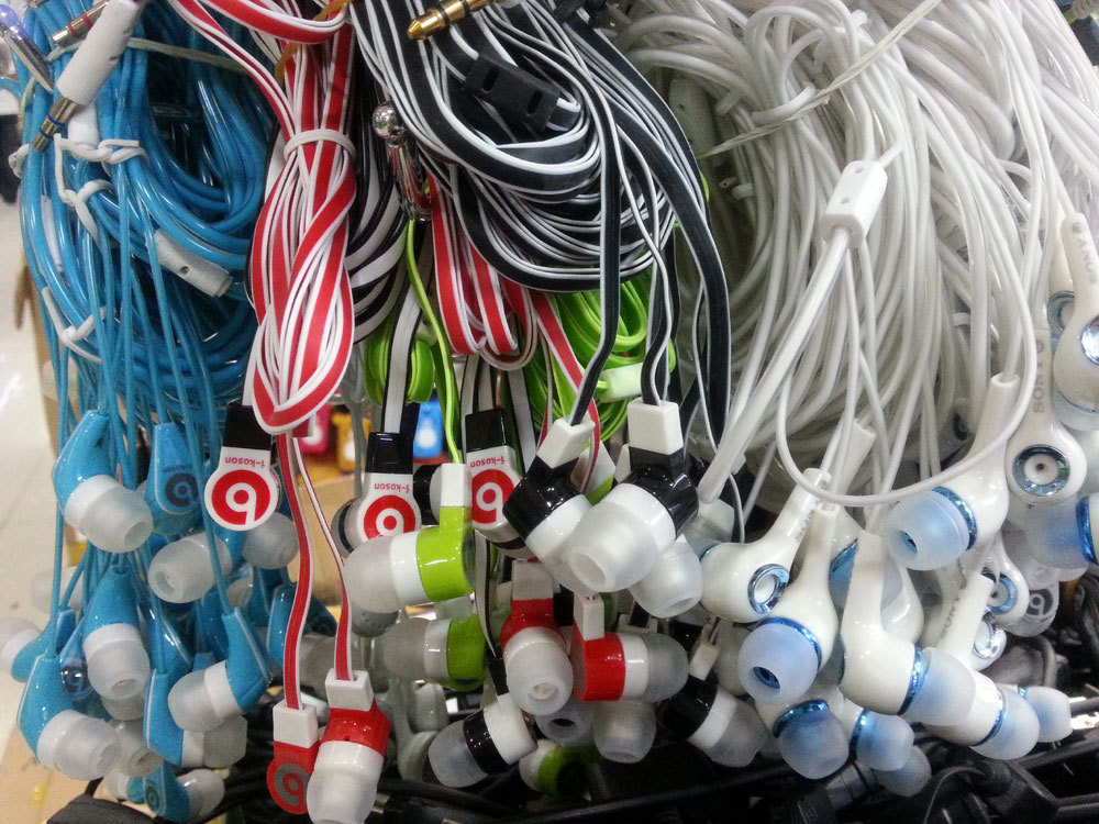 多彩立体通用高音质耳机 手机听音新选择，广州超品通信器材一览